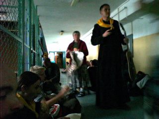 Szkolny odpoczynek w Grabowie Kościerskim – stoją siostra dr Maria i kleryk Robert